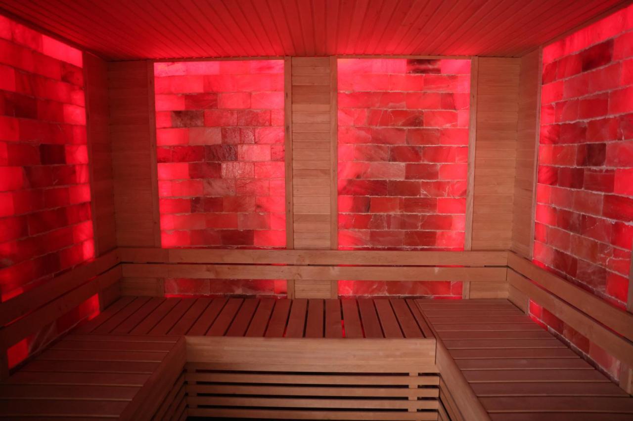 Palace Hotel & Spa Titova Mitrovica 外观 照片