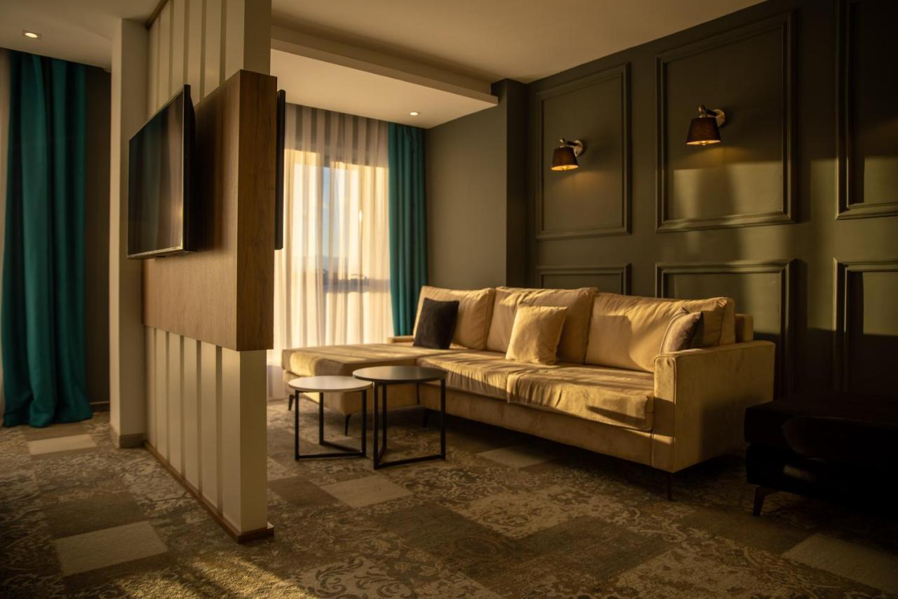 Palace Hotel & Spa Titova Mitrovica 外观 照片